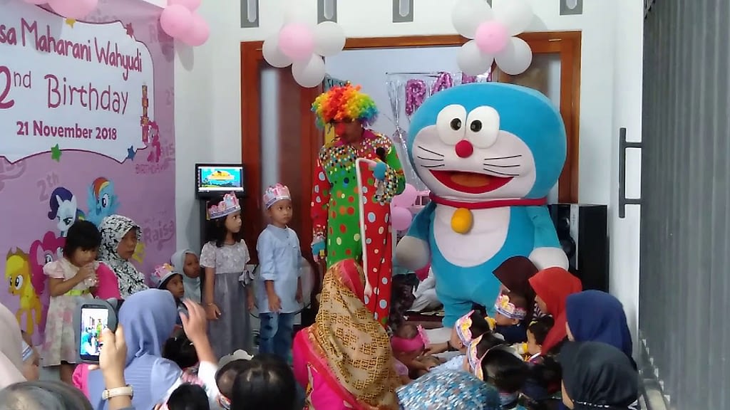 badut doraemon